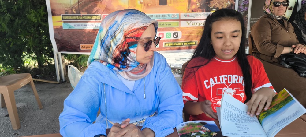 Hikaye kitabına konu olan Şiir Çocuk Berra’dan İmza gününde Ayşe Öğretmene ziyaret.